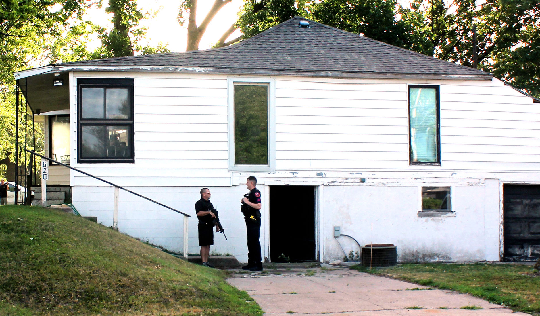 063020_PoliceStandoff001_JB.JPG
